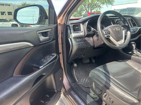 Used 2018 Toyota Highlander Limited FWD image 5