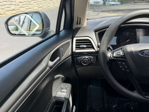 Used 2018 Ford Fusion SE w/ Fusion SE Technology Package FWD image 19