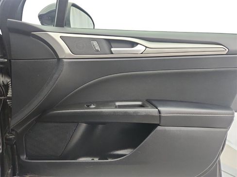 Used 2020 Ford Fusion SE image 25