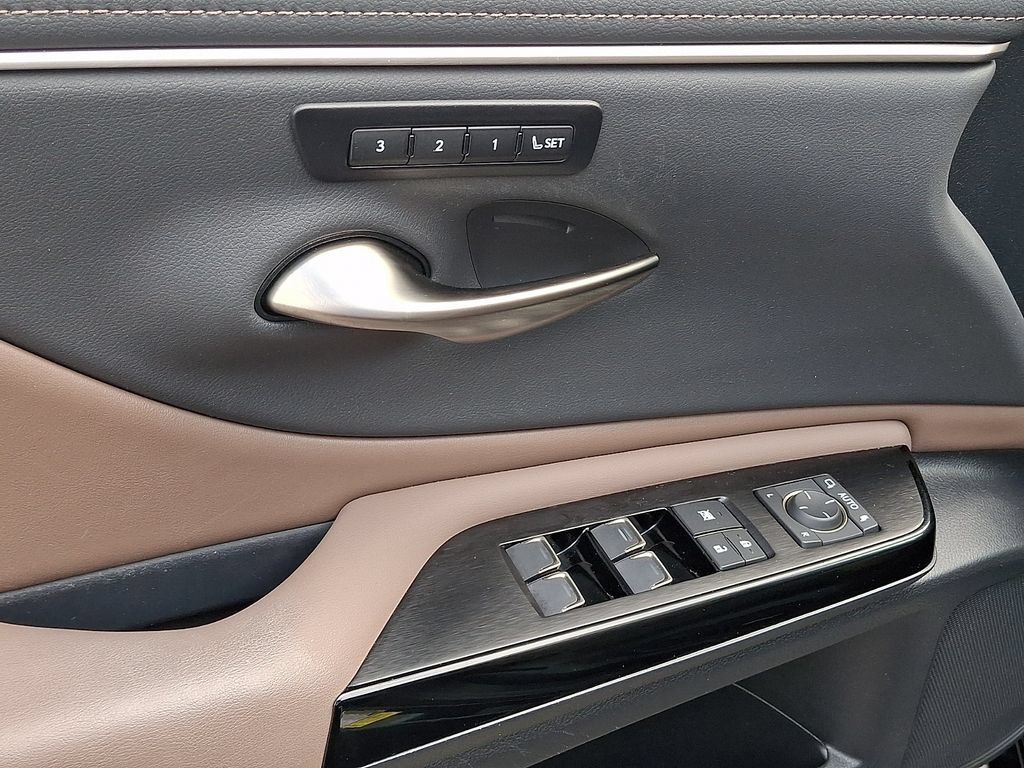 Used 2024 Lexus ES 300h w/ Premium Package FWD image 13