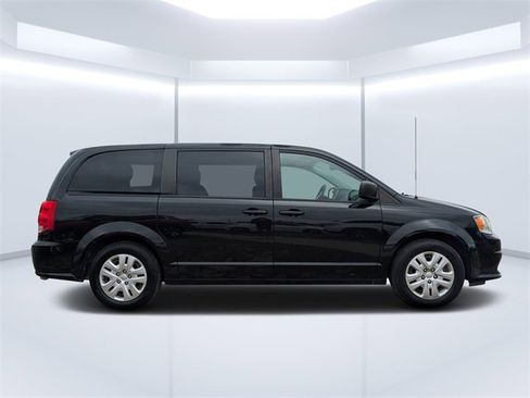 Used 2018 Dodge Grand Caravan SE w/ UConnect Hands-Free Group image 2