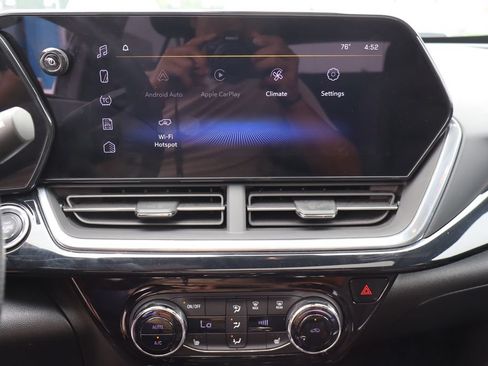 Used 2024 Chevrolet Trax RS w/ Sunroof Package FWD image 17
