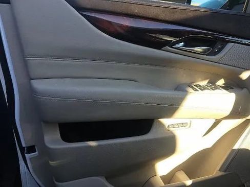 Used 2016 Cadillac Escalade Luxury image 11