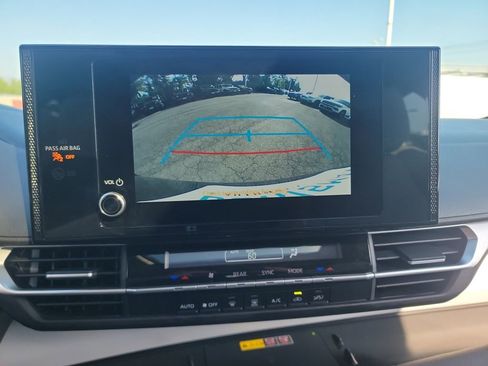 Used 2025 Toyota Sienna LE w/ LE Plus Package FWD image 20