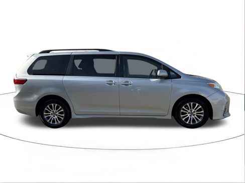 Used 2020 Toyota Sienna XLE Premium image 2