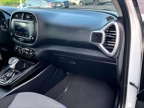 Used 2025 Kia Soul LX w/ LX Technology Package FWD image 14