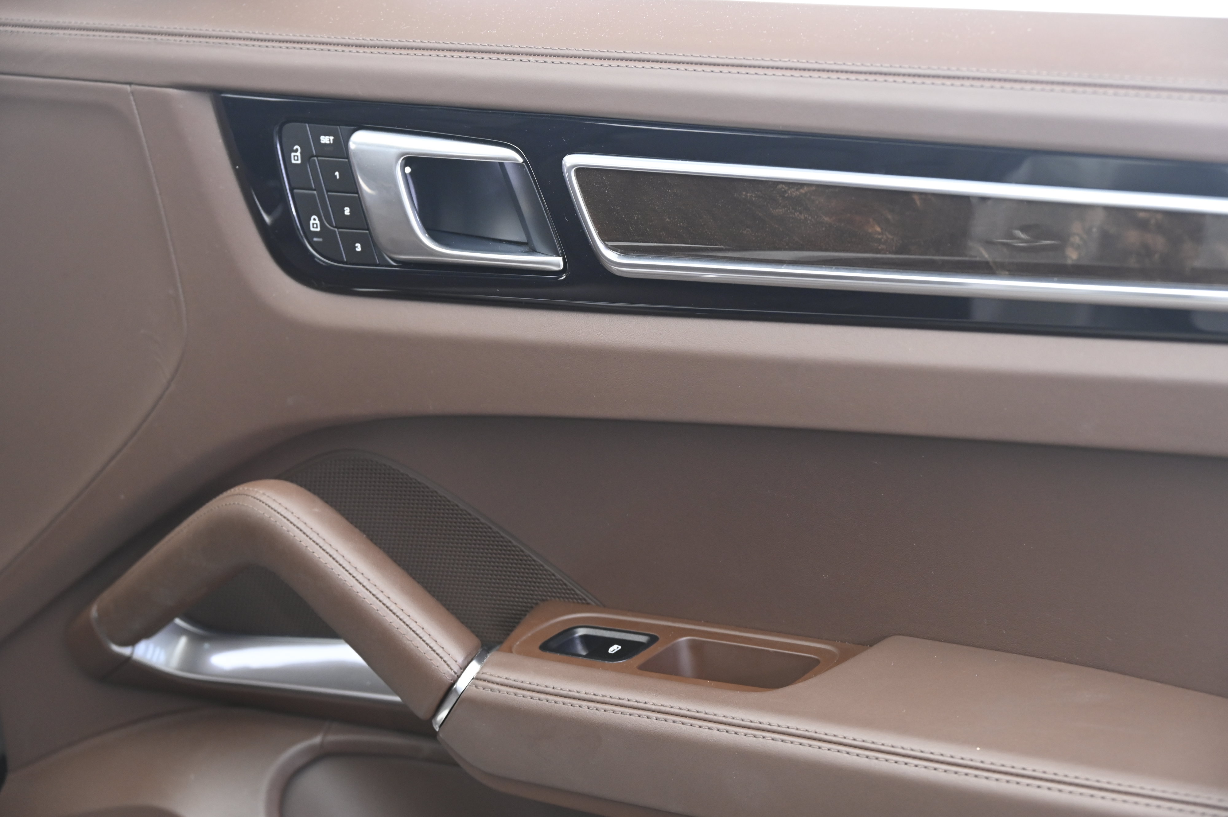 Certified 2023 Porsche Cayenne Turbo AWD/4WD image 21
