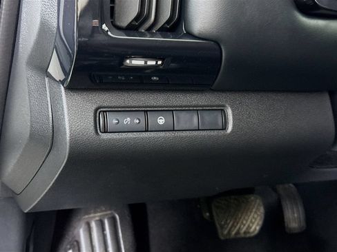 Certified 2024 Nissan Pathfinder SV w/ Black Appearance Package FWD image 19