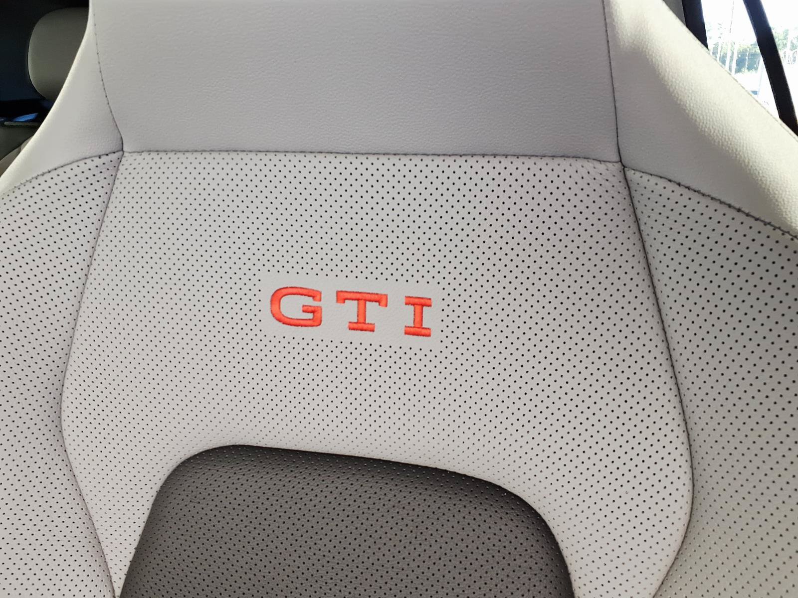 Used 2025 Volkswagen GTI SE FWD image 15