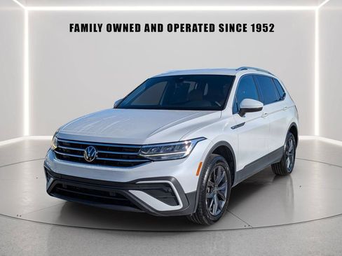 Used 2023 Volkswagen Tiguan SE FWD image 2