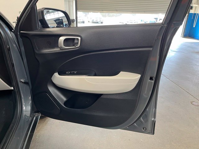 Used 2025 Hyundai Venue SEL FWD image 13