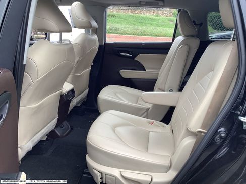 Used 2021 Toyota Highlander XLE FWD image 12