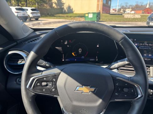 Used 2025 Chevrolet Trax LT w/ LT Convenience Package image 33