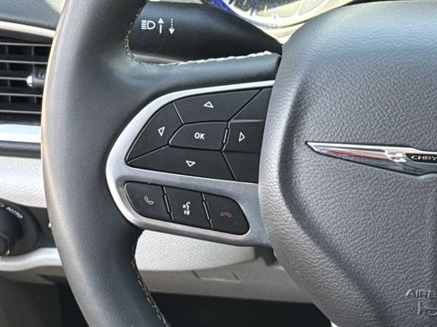 Used 2023 Chrysler Pacifica Touring-L FWD image 13