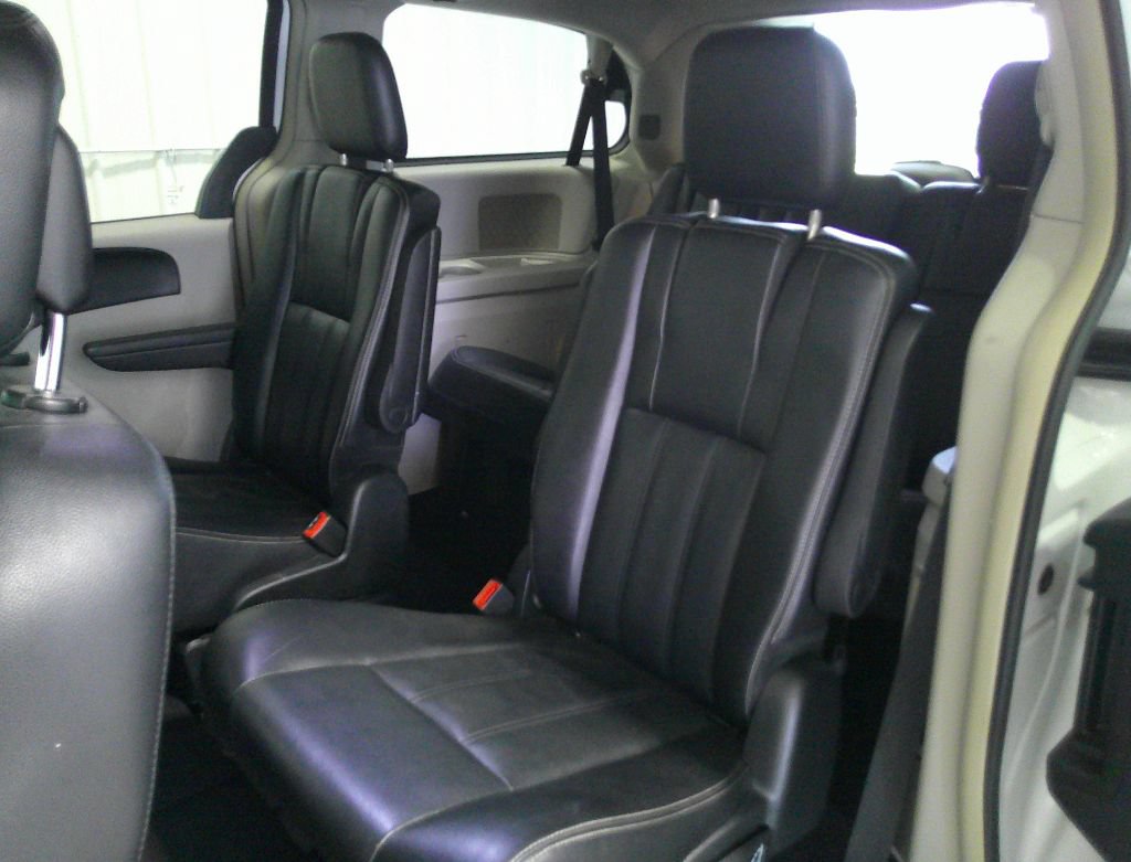Used 2014 Chrysler Town & Country Touring FWD image 35