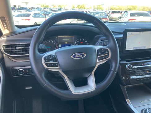 Used 2024 Ford Explorer Limited image 11