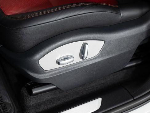 Used 2016 Porsche Macan S w/ Infotainment Package image 16