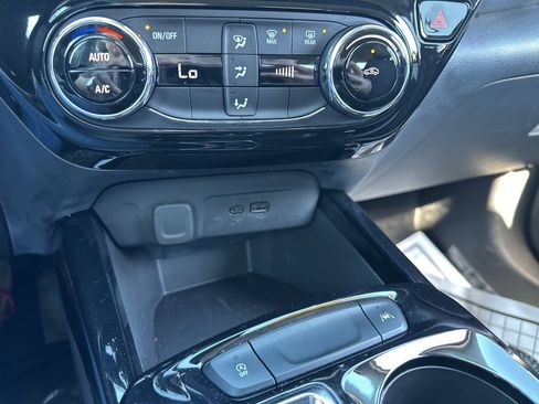 Used 2025 Chevrolet Trax LT image 46