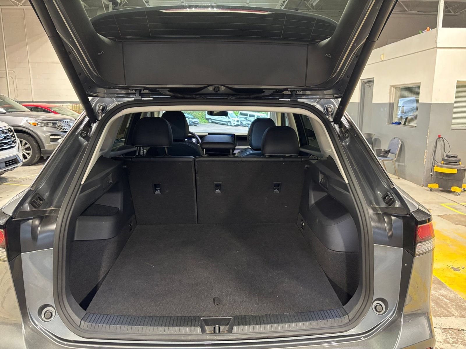 Used 2026 Volkswagen Tiguan SE AWD/4WD image 32