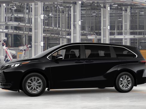 New 2026 Toyota Sienna LE FWD image 3