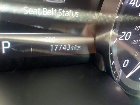 Used 2022 Toyota Highlander XLE AWD/4WD image 3