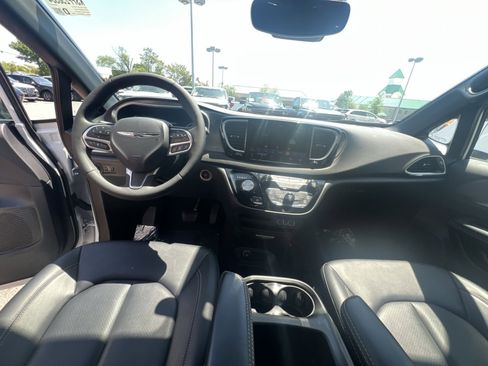 Used 2025 Chrysler Pacifica Select FWD image 30