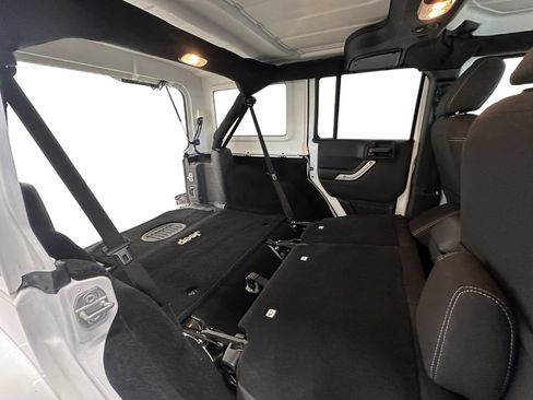 Used 2017 Jeep Wrangler Unlimited Sahara w/ Connectivity Group AWD/4WD image 16