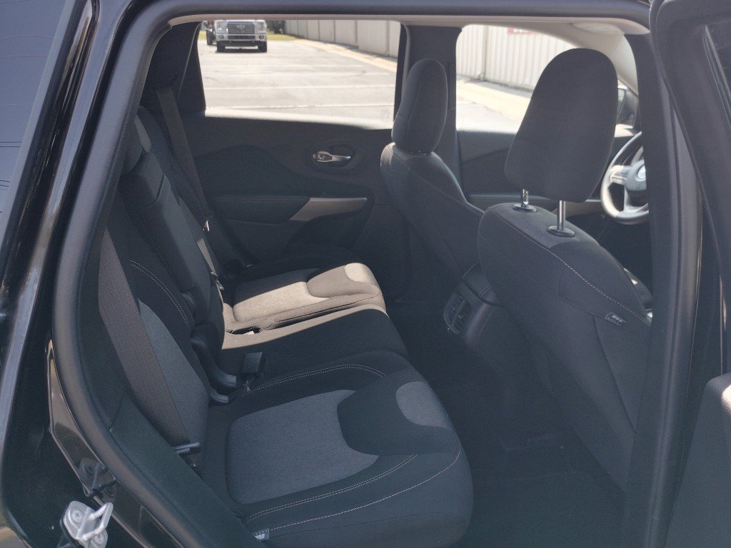 Used 2018 Jeep Cherokee Latitude w/ Safety Group FWD image 13