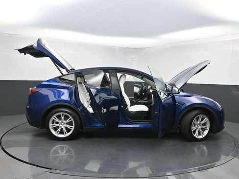 Used 2021 Tesla Model Y Long Range AWD/4WD image 33