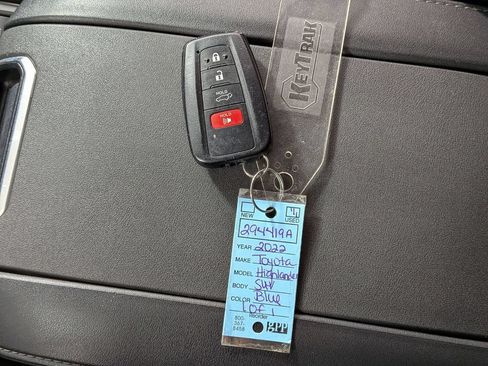 Used 2022 Toyota Highlander XLE AWD/4WD image 30