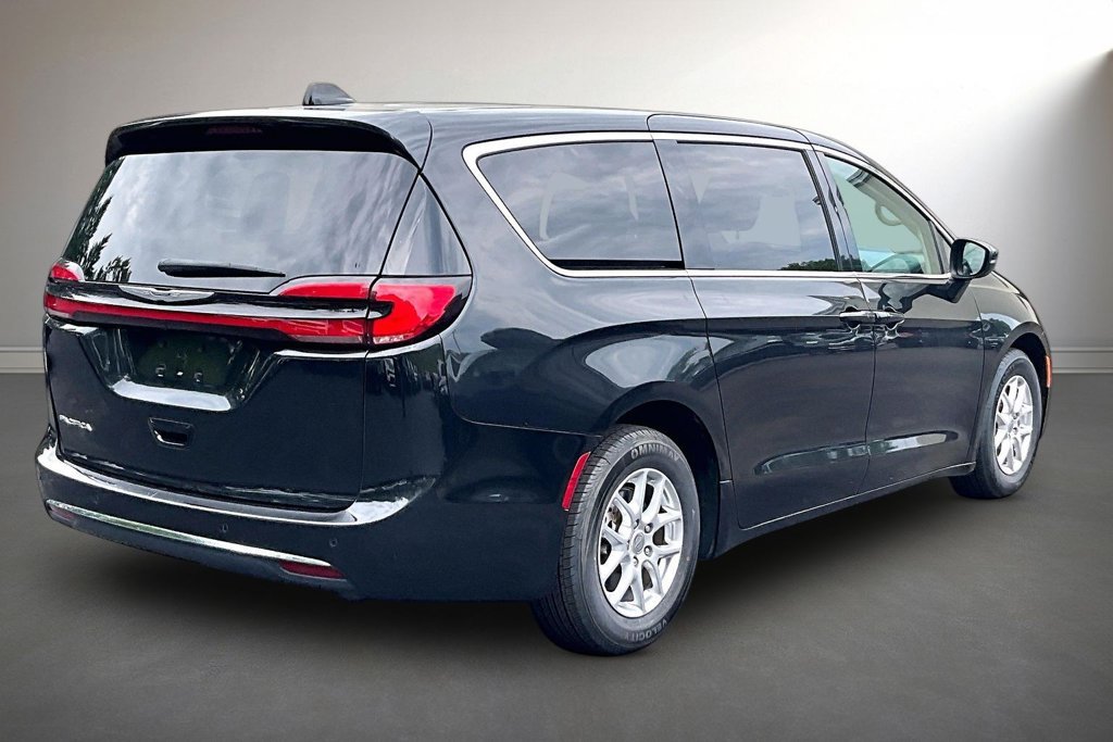 Used 2023 Chrysler Pacifica Touring-L FWD image 5