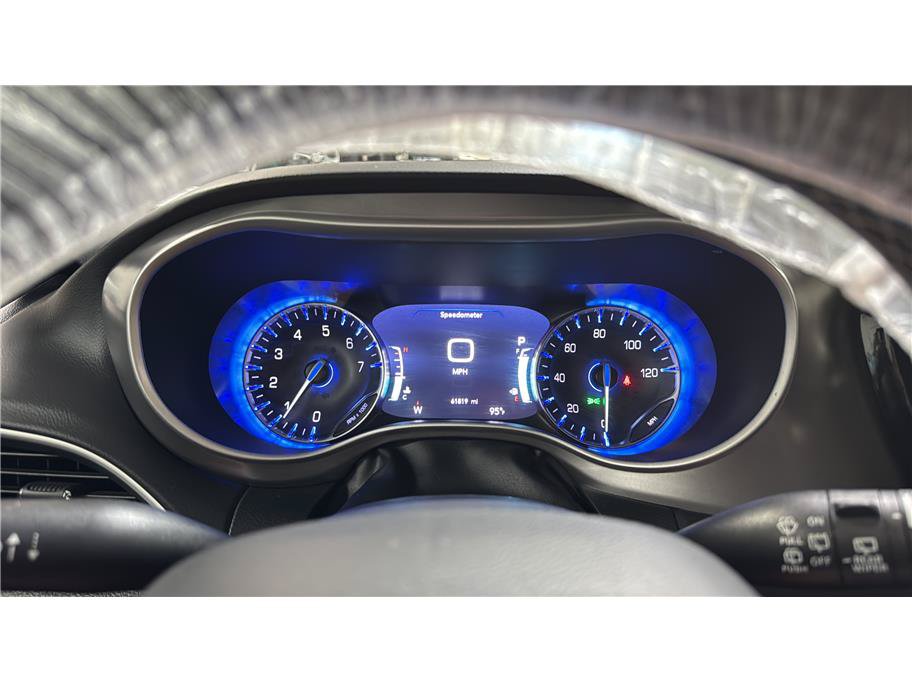 Used 2025 Chrysler Pacifica Select FWD image 42