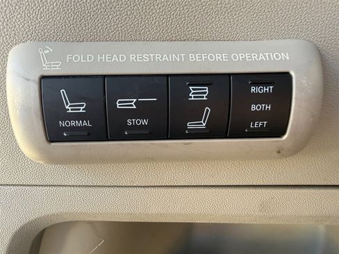 Used 2016 Chrysler Town & Country Limited image 37