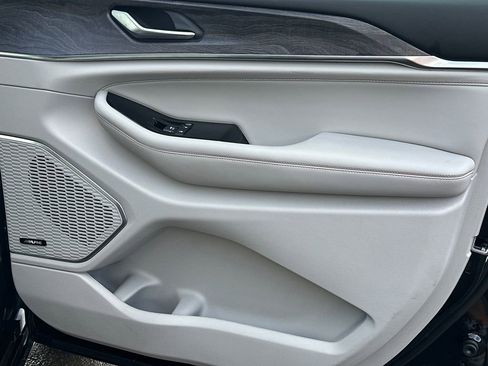 Used 2023 Jeep Grand Cherokee Overland image 14