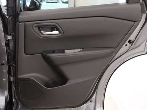 Used 2025 Nissan Rogue SV FWD image 30