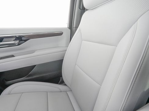 Used 2025 Chevrolet Suburban Premier image 31