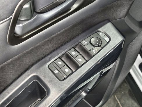 Used 2025 Nissan Pathfinder SV w/ SV Premium Package image 18