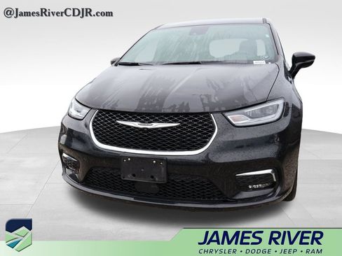 Used 2025 Chrysler Pacifica Select FWD image 5