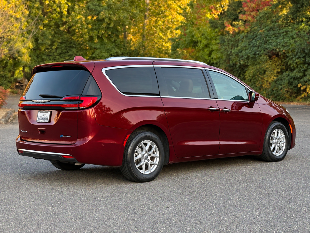 Used 2021 Chrysler Pacifica Touring-L FWD image 3