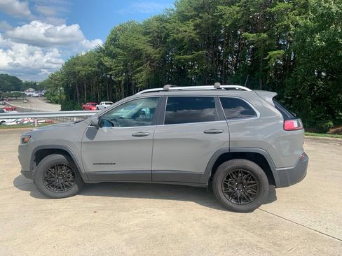 Used 2019 Jeep Cherokee Latitude Plus w/ Cold Weather Group AWD/4WD image 16