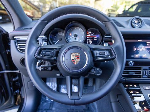 Certified 2025 Porsche Macan S AWD/4WD image 32