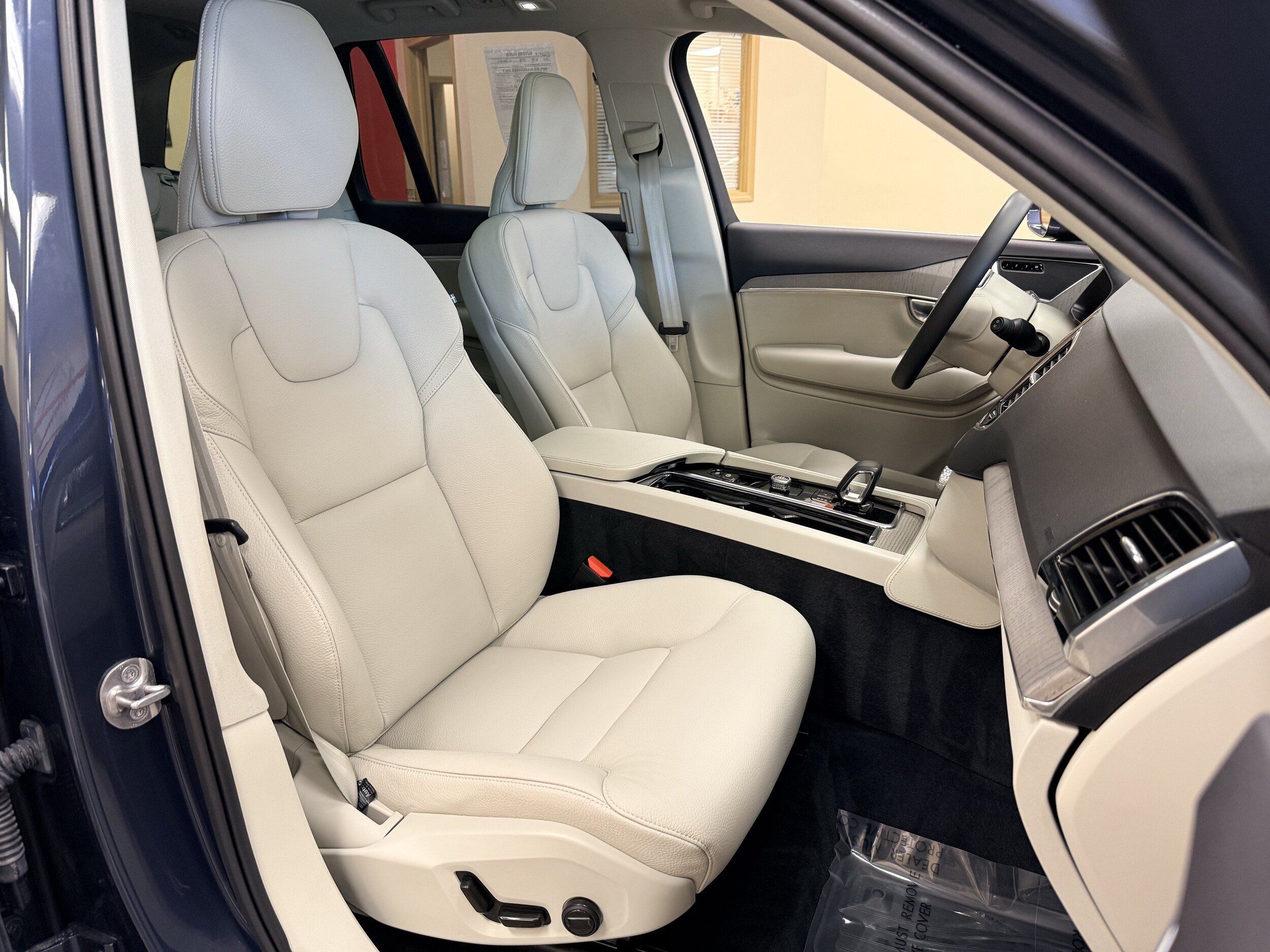 Used 2025 Volvo XC90 B6 Plus w/ Protection Package Premier AWD/4WD image 36