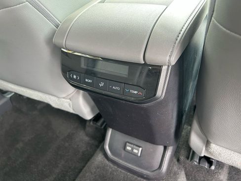 Used 2023 Toyota Highlander XLE AWD/4WD image 24