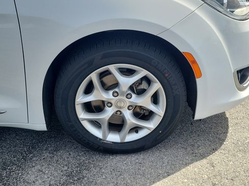 Used 2020 Chrysler Pacifica Limited FWD image 10