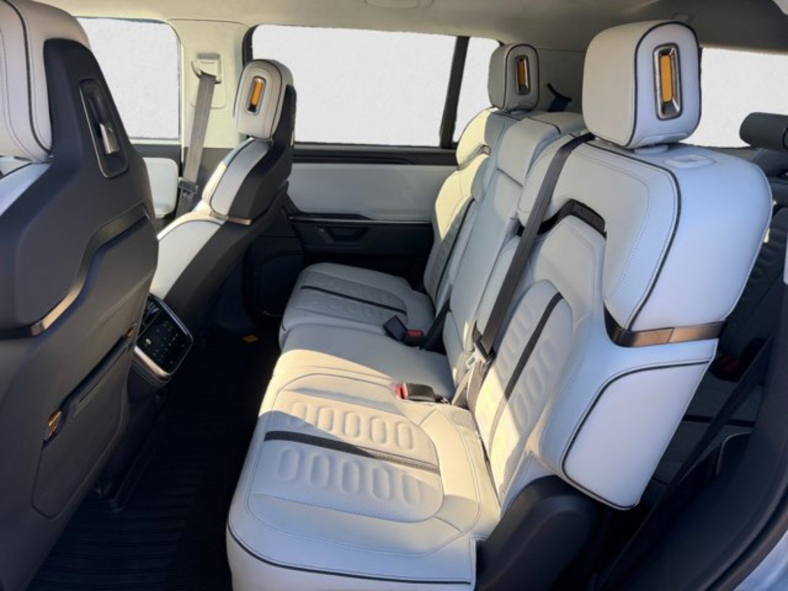 Used 2025 Rivian R1S Adventure Dual AWD/4WD image 19