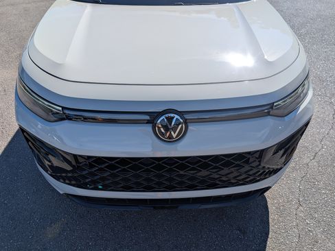 Used 2025 Volkswagen Tiguan SE R-Line AWD/4WD image 12