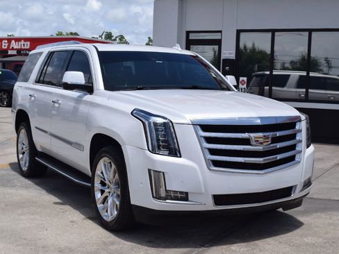 Used 2019 Cadillac Escalade Luxury RWD image 2