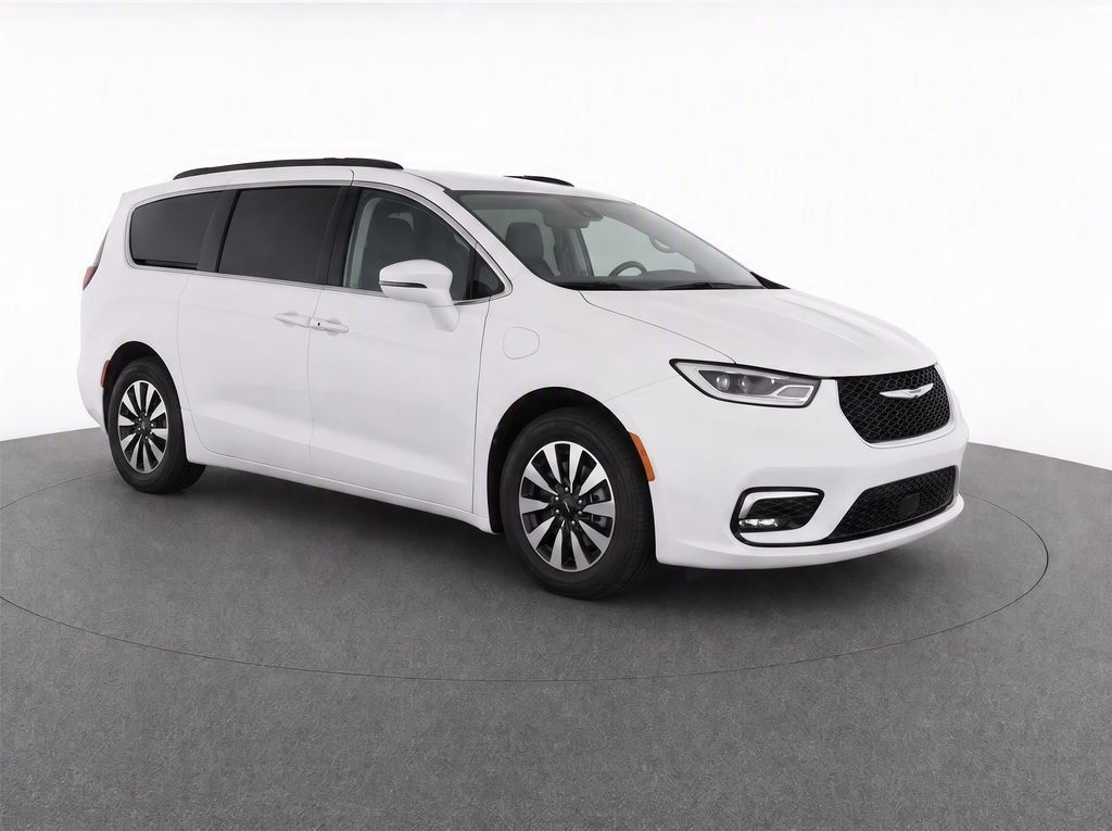 Used 2022 Chrysler Pacifica Touring-L FWD image 2