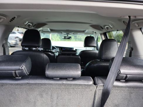 Used 2016 Toyota Sienna SE image 22