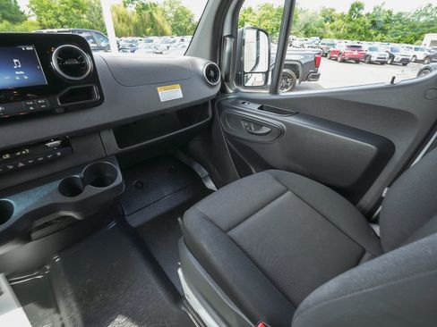 Used 2025 Mercedes-Benz Sprinter 2500 image 36